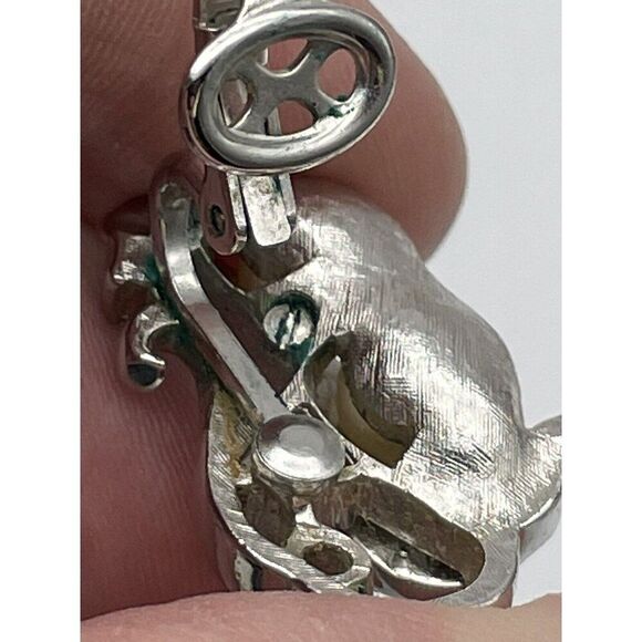 Crown Trifari SINGLE Peas in Pod Peapod Clip On Earring Silver-Tone Vtg READ - Picture 8 of 13